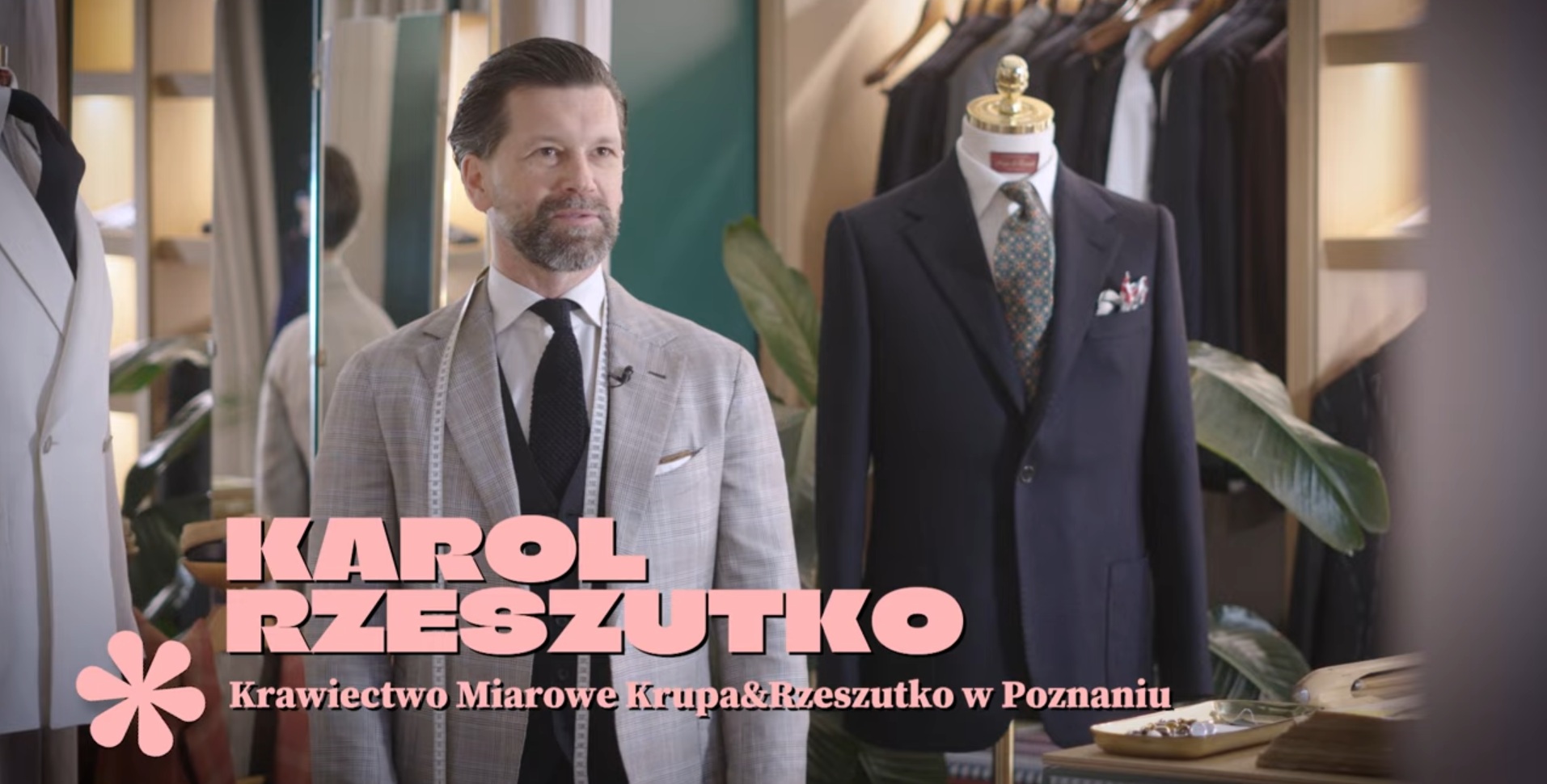 na fotografiii widoczny jest mężczyzna w pracowni krawieckiej