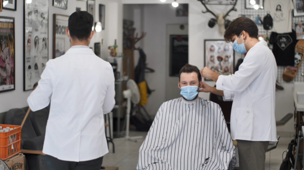 Na grafice przedstawiono mężczyznę, który jest u fryzjera.