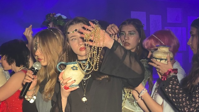 Na grafice przedstawiono młodzież trzymającą swoje prace- dzbanki, biżuterię.