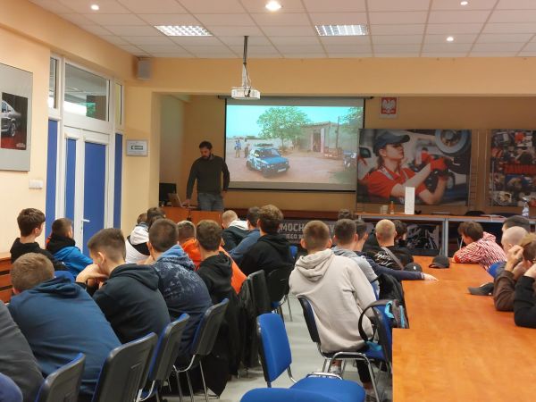 Na grafice przedstawiono uczniów na spotkaniu z podróżnikiem.