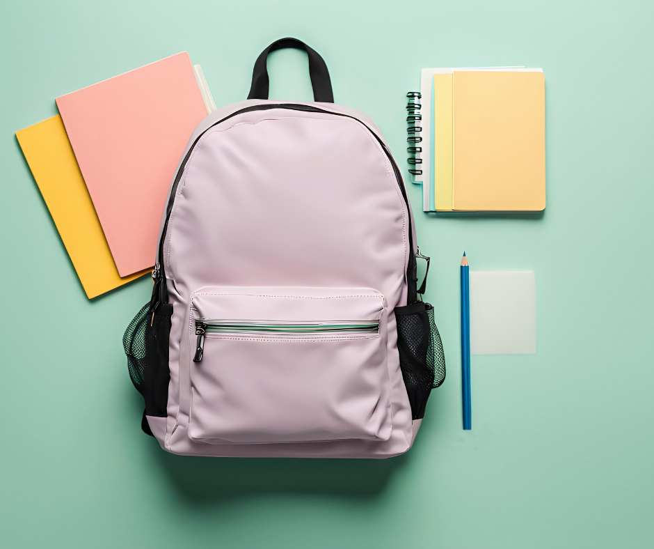 Na grafice widoczny jest plecak, notesy i ołówek