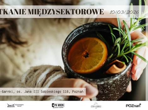 Na grafice znajdują się ręce osoby trzymającej kubek z herbatą z plasterkiem pomarańczy, gałązką rozmarynu i laska cynamonu. Na grafice znajdują się napisy: "Spotkanie międzysektorowe 10/03/2026, Cuda-garnki, os. Sobieskiego 116, Poznań"