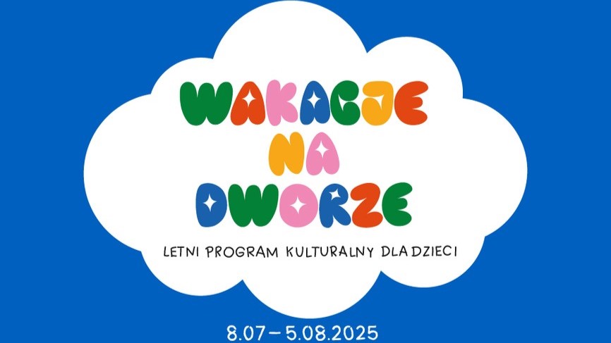 Na niebieskim tle duży biała chmurka z napisem "Wakacje na dworze". Pod spodem data: 8 lipca-5 sierpnia 2025.
