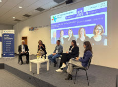 Na scenie trwa panel dyskusyjny podczas konferencji "Buduj siebie i zespół. Zrozum różnice, wykorzystaj potencjał". Przy stole siedzi czworo ekspertów - dwóch mężczyzn i dwie kobiety - rozmawiających o współpracy międzypokoleniowej w miejscu pracy. Obok stoi moderatorka prowadząca rozmowę. W tle widać ekran z tytułem panelu, a przed sceną - publiczność uważnie słuchającą dyskusji.