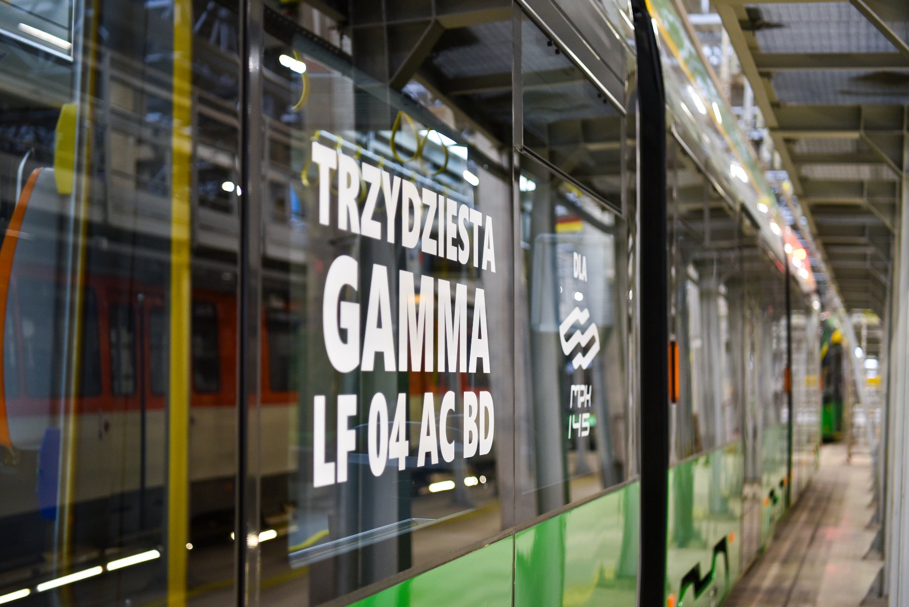 Na zdjęciu bok tramwaju z napisem: Trzydziesta Gamma LF 04 AC BD