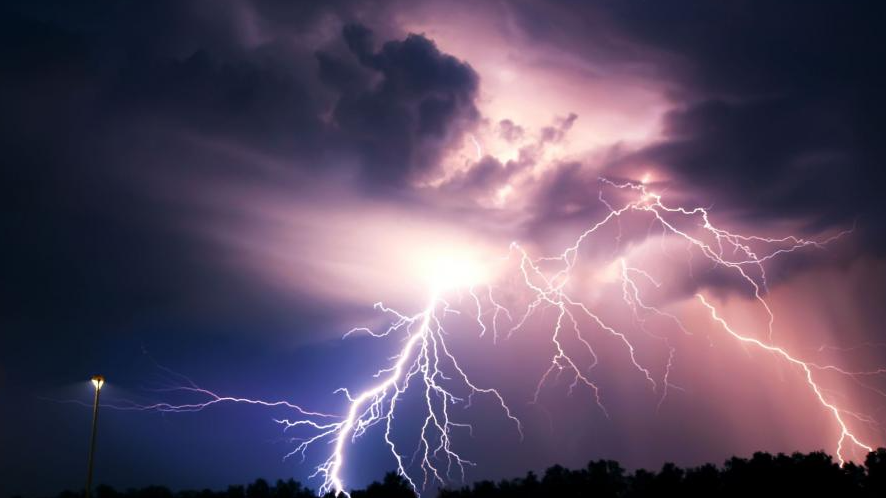 Na zdjęciu ciemne niebo z błyskawicą