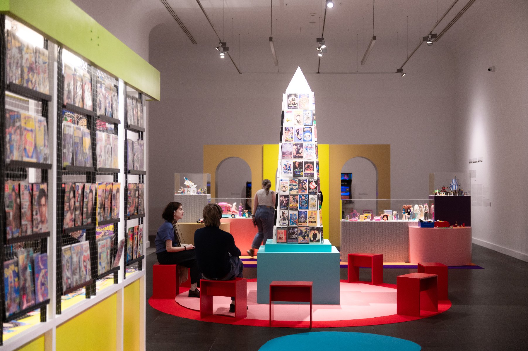 Na zdjęciu człowiek grający w starą grę na starym telewizorze