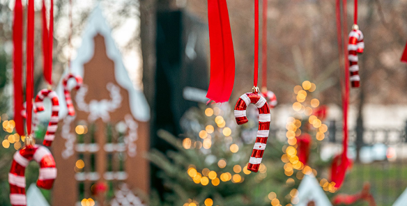 Na zdjęciu dekoracje świąteczne, na pierwszym planie lizaki