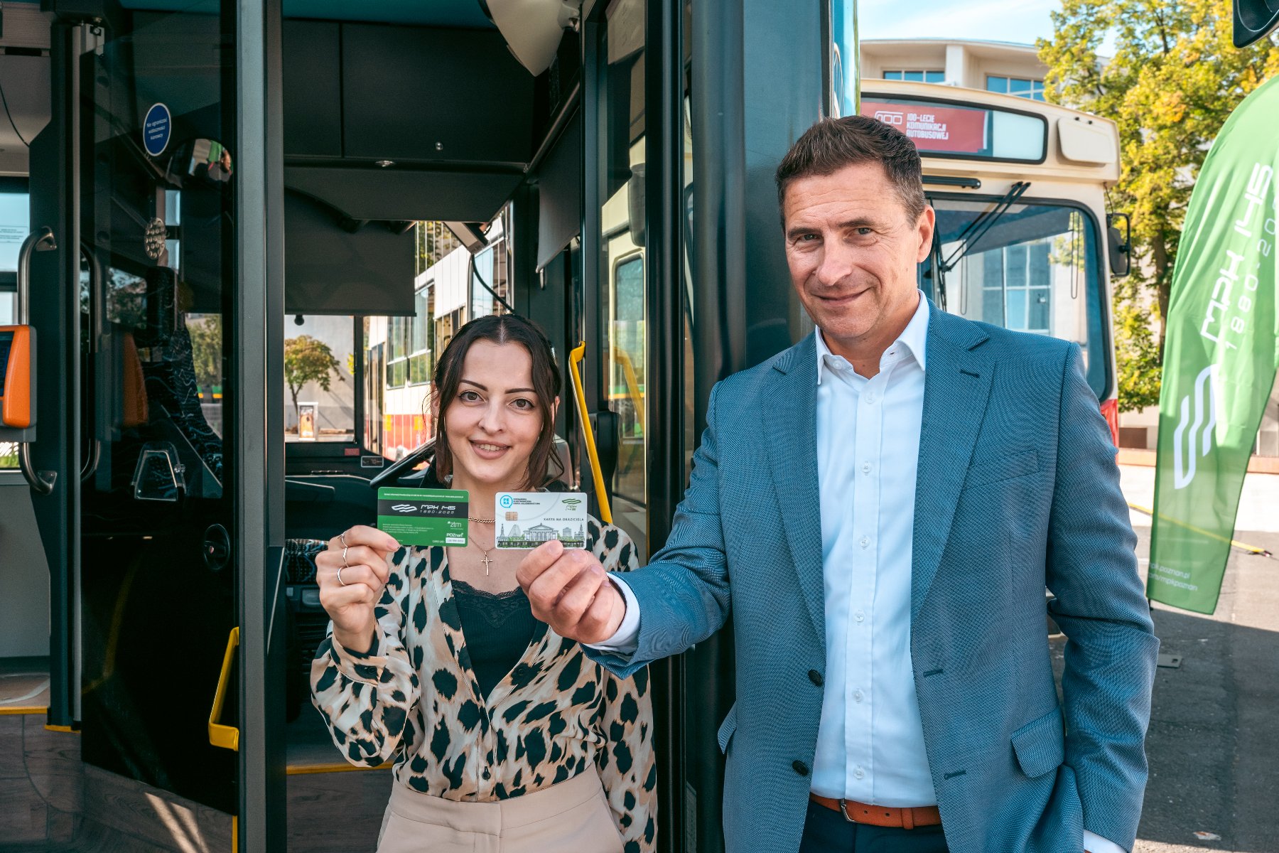 Na zdjęciu dłonie prezentujące awers i rewers limitowanej karty PEKA