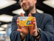 na zdjęciu dlonie trzymające kartę PEKA