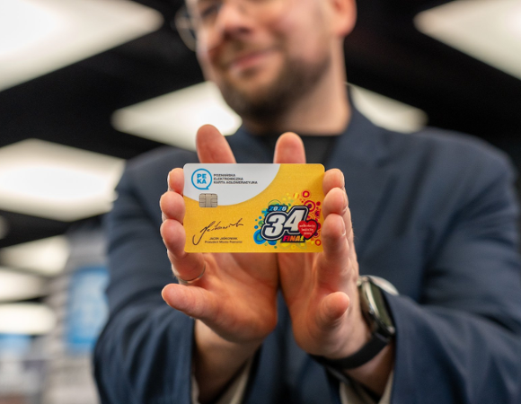 na zdjęciu dlonie trzymające kartę PEKA