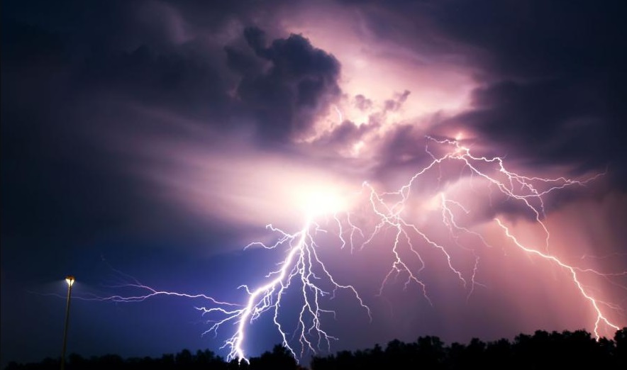 Na zdjęciu duża błyskawica na tle ciemnego nieba