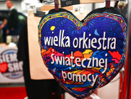 Na zdjęciu duże, kolorowe serce z napisem: Wielka Orkiestra Świątecznej Pomocy