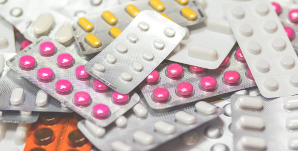 Na zdjęciu dużo kolorowych tabletek w blistrach