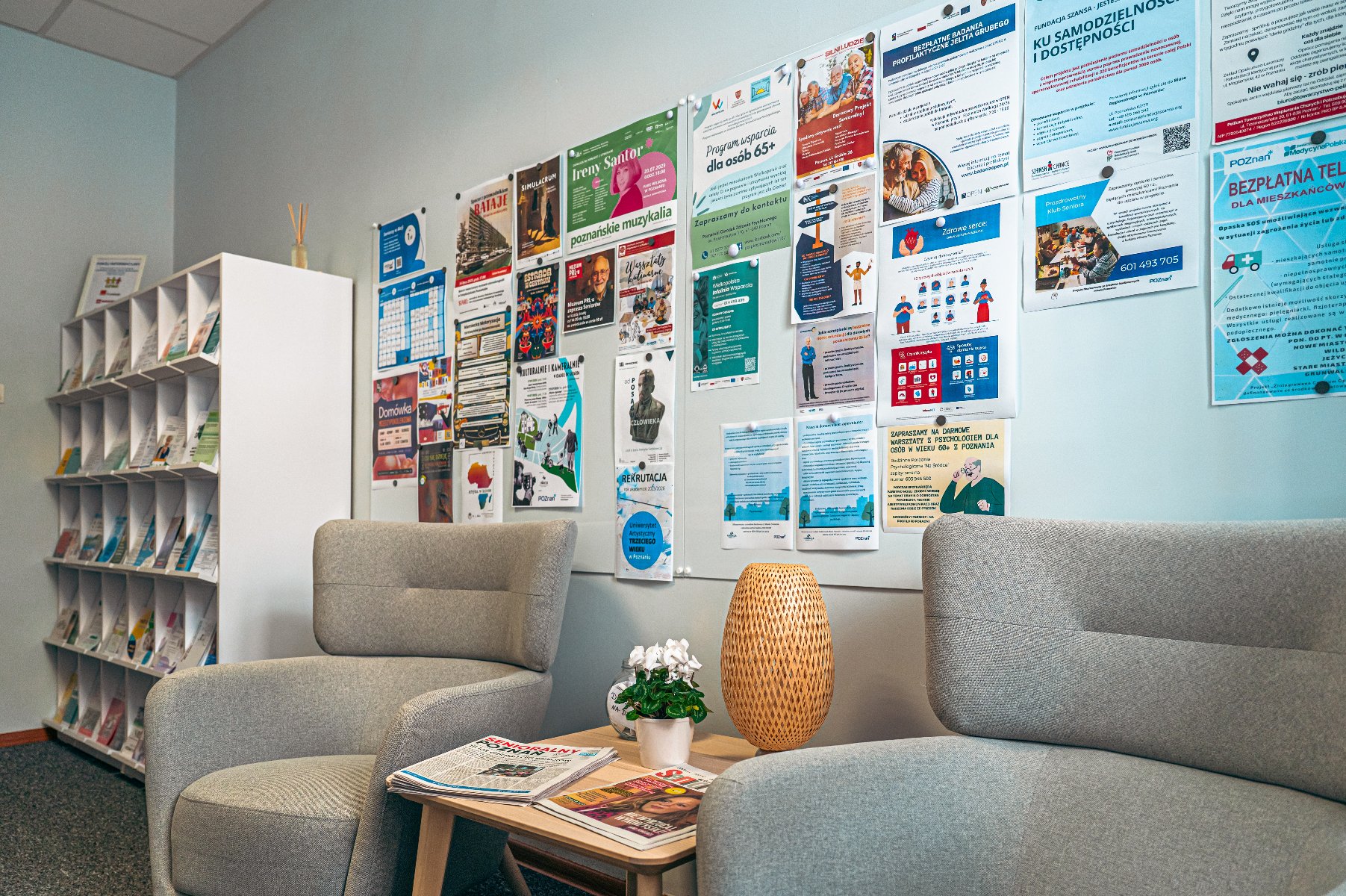 Na zdjęciu dwa fotele i stolik w niewielkim pomieszczeniu