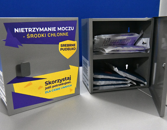 Na zdjęciu dwa Srebrne Pudełka, jedno otwarte, widać w nim środki chłonne, drugie zamknięte