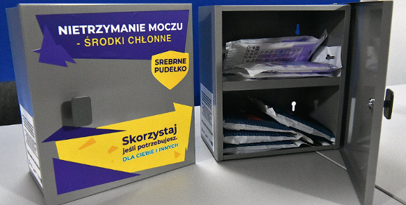 Na zdjęciu dwa Srebrne Pudełka, jedno otwarte, widać w nim środki chłonne, drugie zamknięte