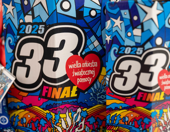 Na zdjęciu dwie kolorowe skarbonki WOŚP