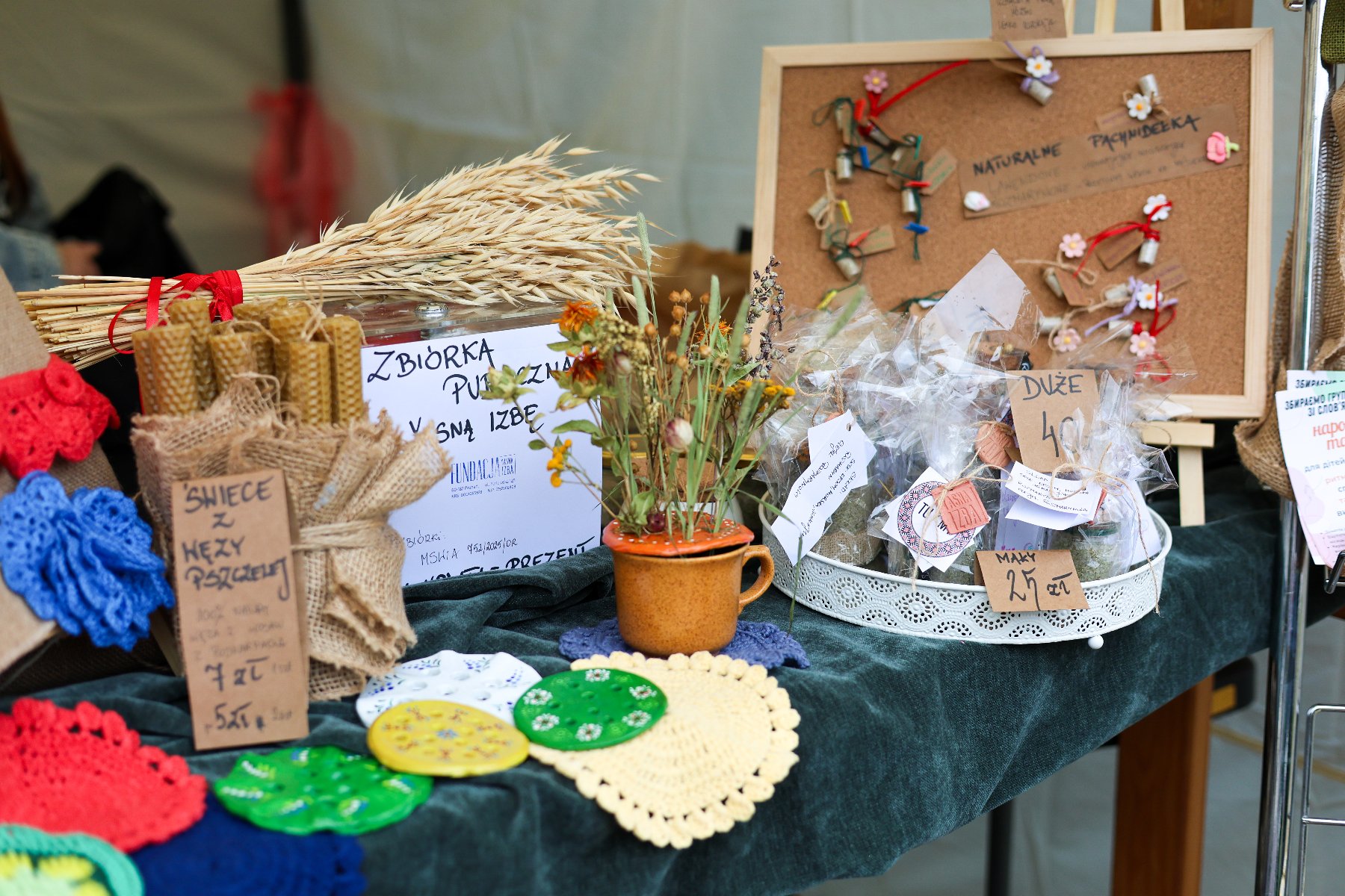 Na zdjęciu dwie osoby w koszlkach z napisem: poznański targ dobra