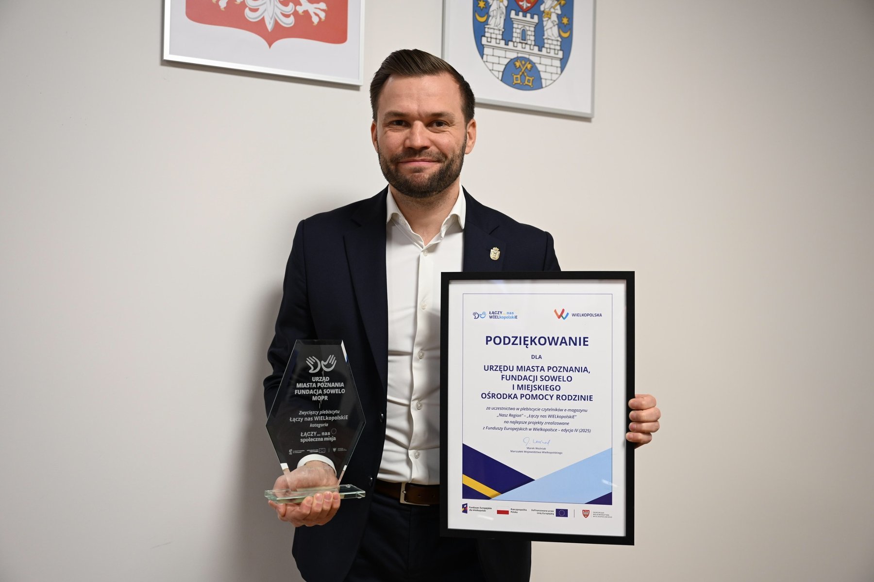 Na zdjęciu dyplom i szklana statuetka