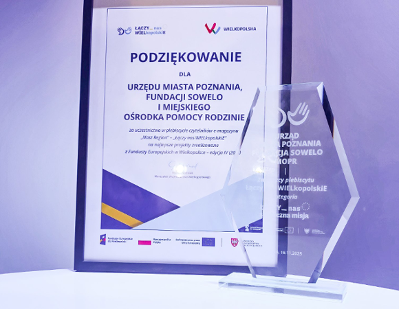 Na zdjęciu dyplom i szklana statuetka