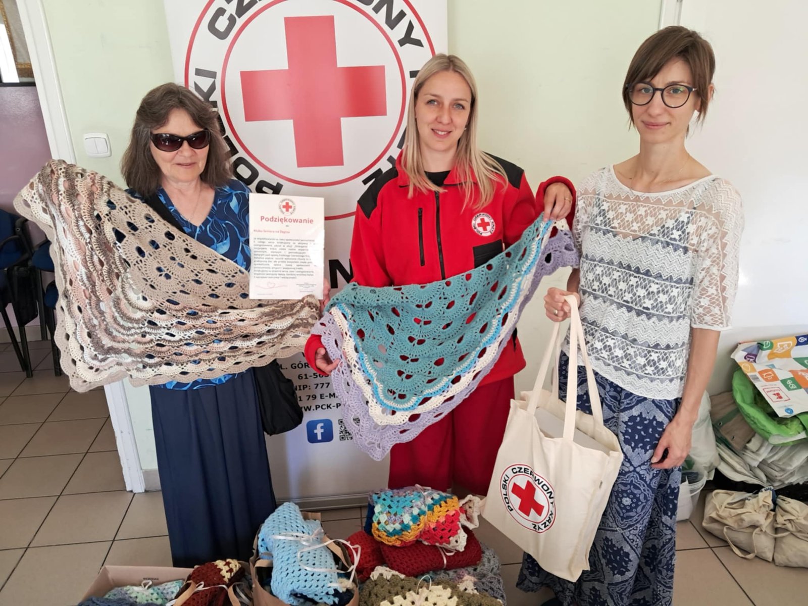 Na zdjęciu dziergające seniorki, na pierwszym planie żółta włóczka