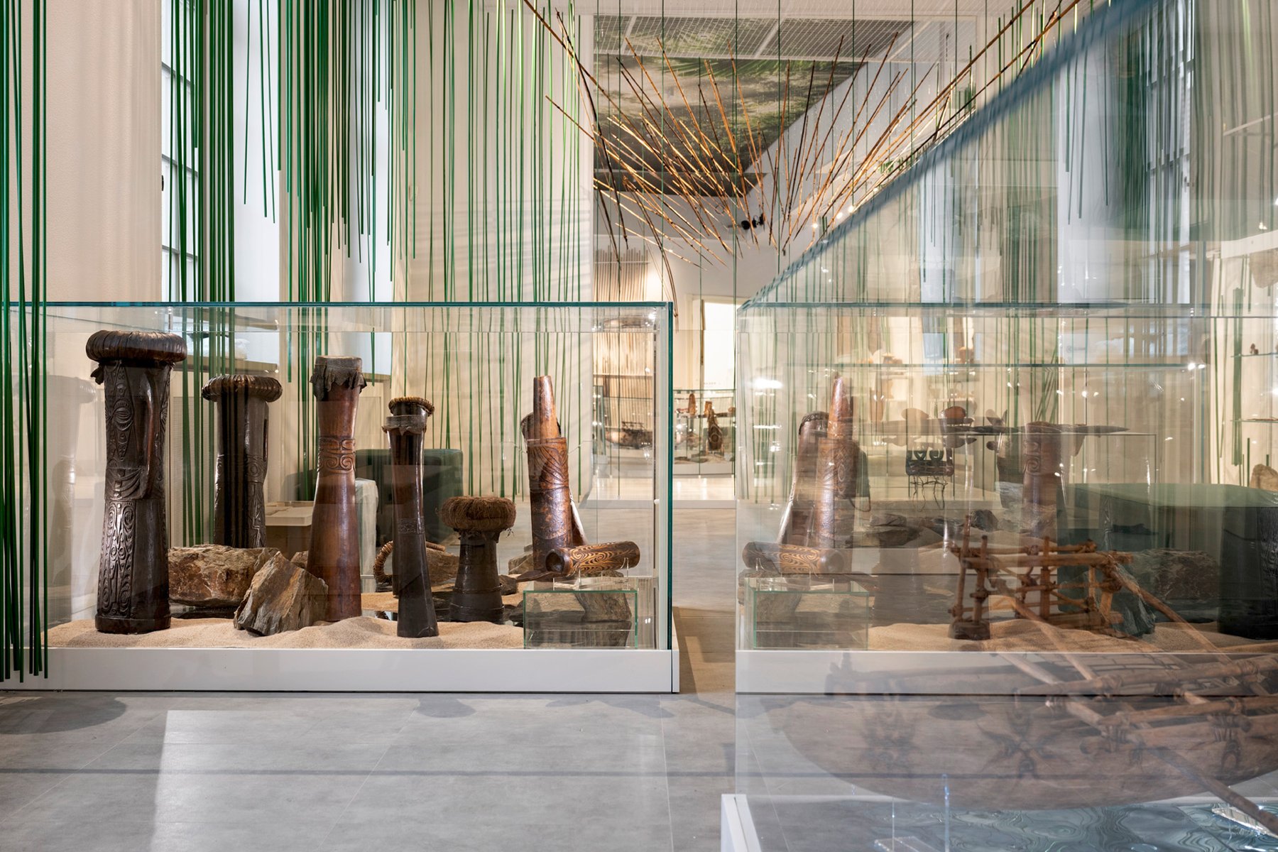 Na zdjęciu ekspozycja w muzeum, na pierwszym planir totemy, w tle widać dalszą część sali