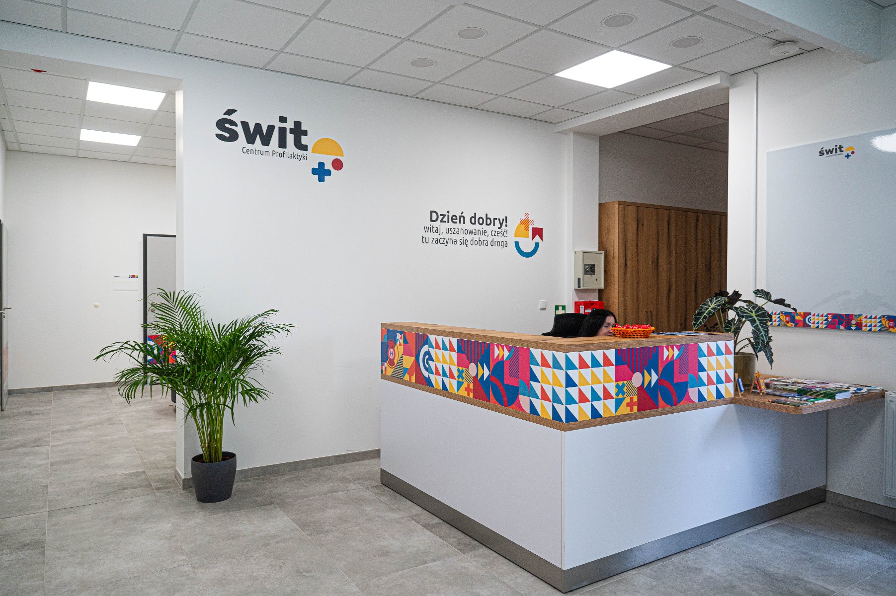 Na zdjęciu gabinet, widać dwa fotele i kolorową ścianę