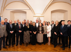 Na zdjęciu grupa ludzi pozujących do obiektywu