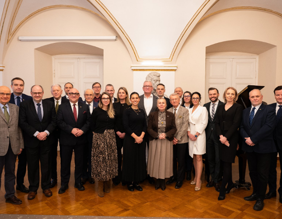 Na zdjęciu grupa ludzi pozujących do obiektywu