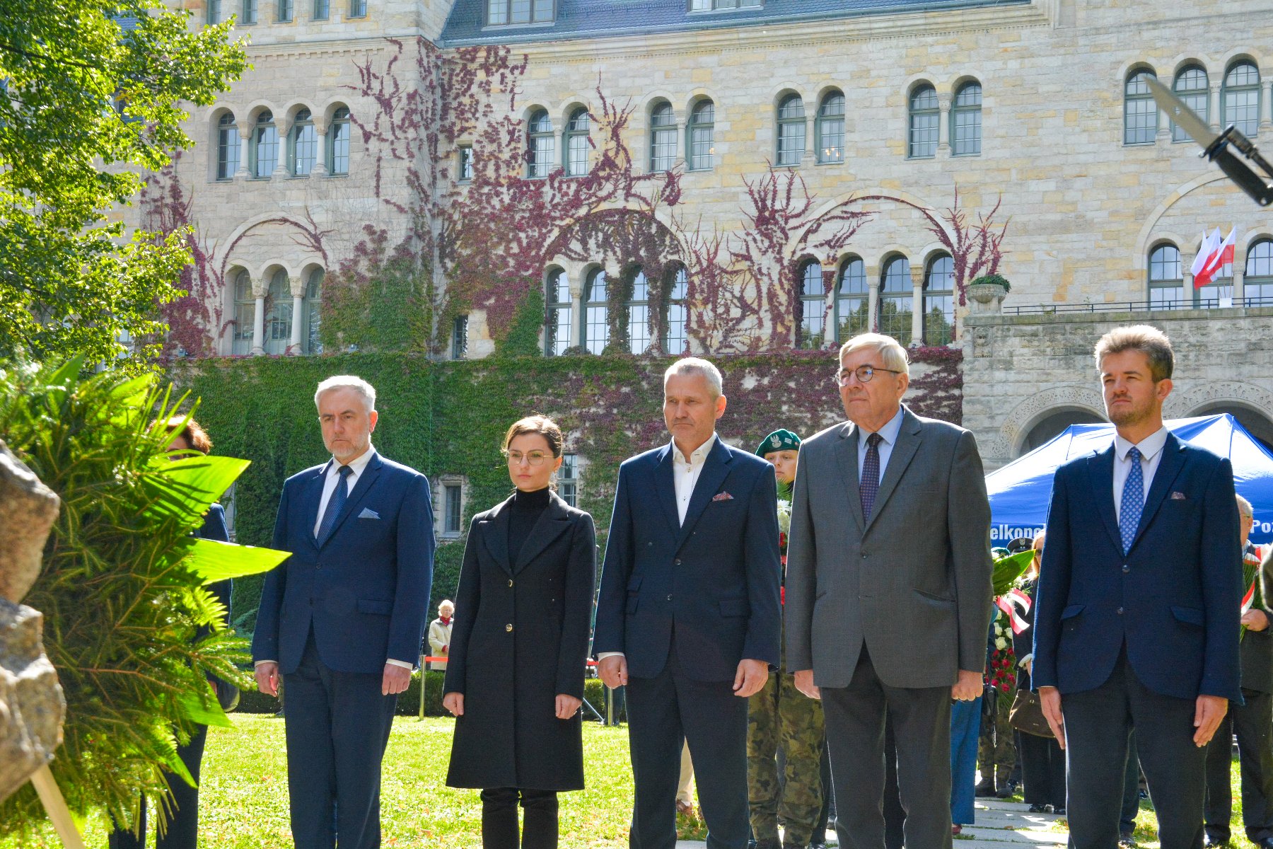 Na zdjęciu grupa samorządowców przed pomnikiem