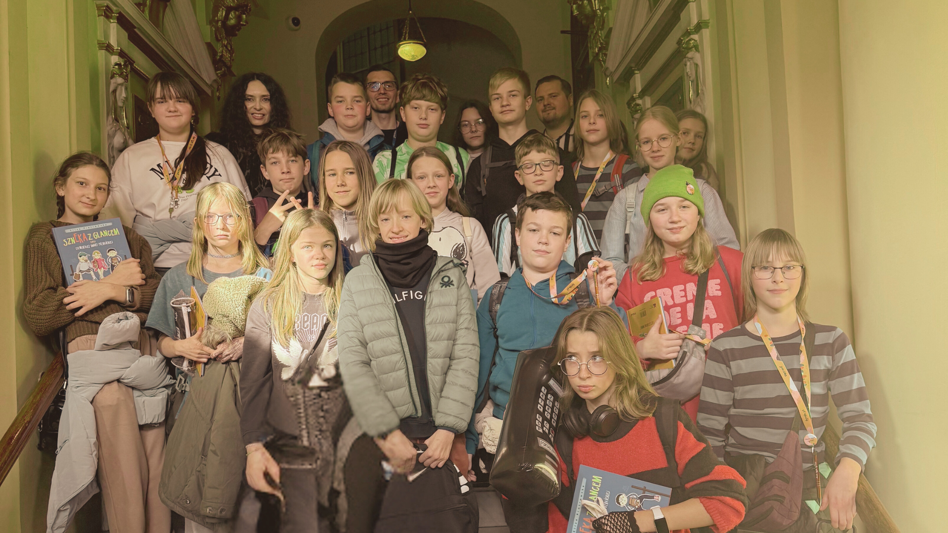 Na zdjęciu grupowym widać uczniów klasy 6 oraz pracowników Biura Poznań Kontakt