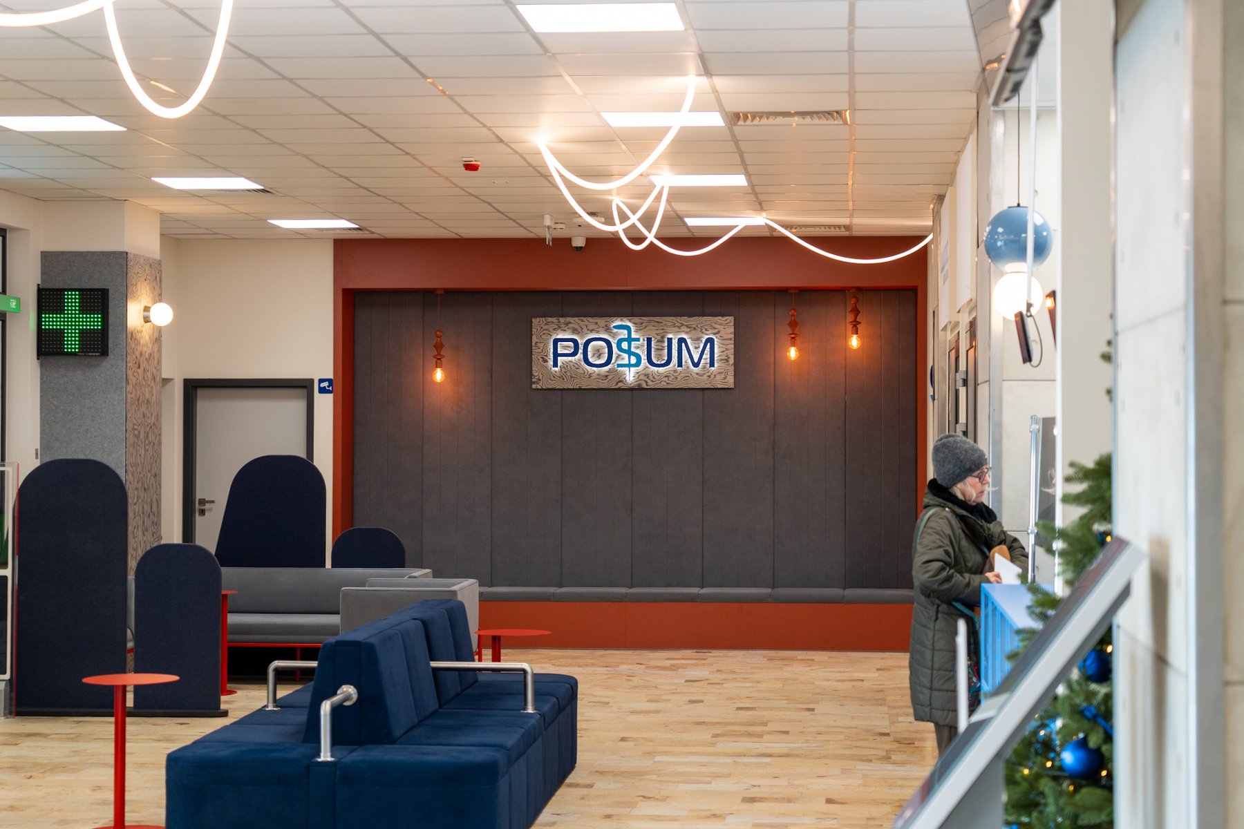 Na zdjęciu hol POSUM, widać wygodne ławki i siedziska