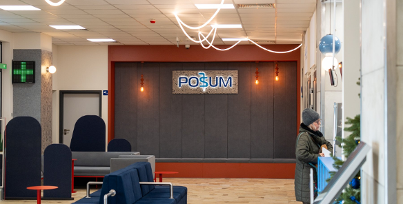 Na zdjęciu hol POSUM, widać wygodne ławki i siedziska