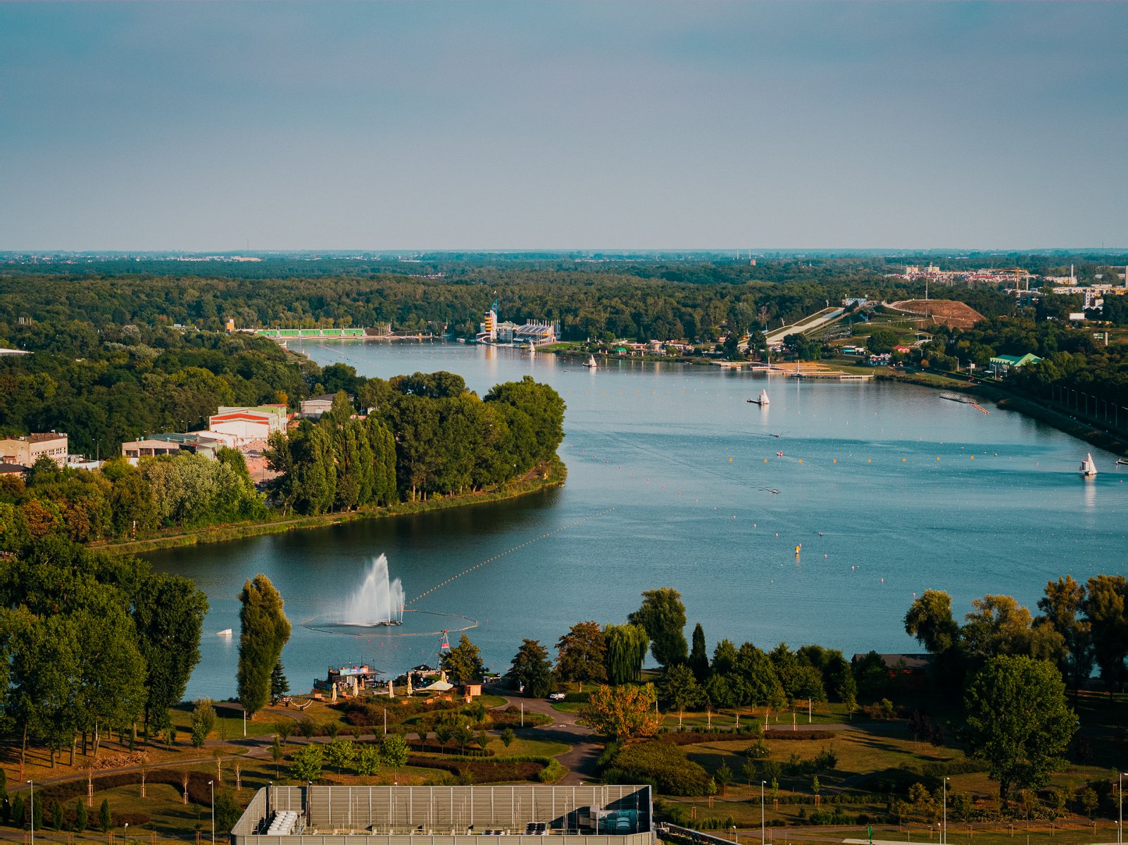 Na zdjęciu jezioro widziane z lotu ptaka