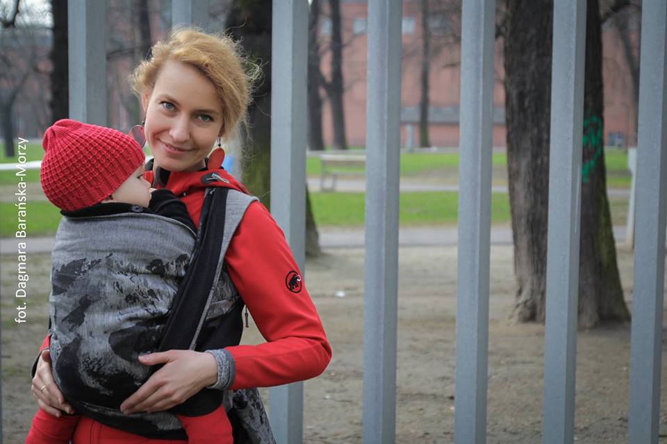 na zdjęciu Justyna Olszewska z dzieckiem w chuście