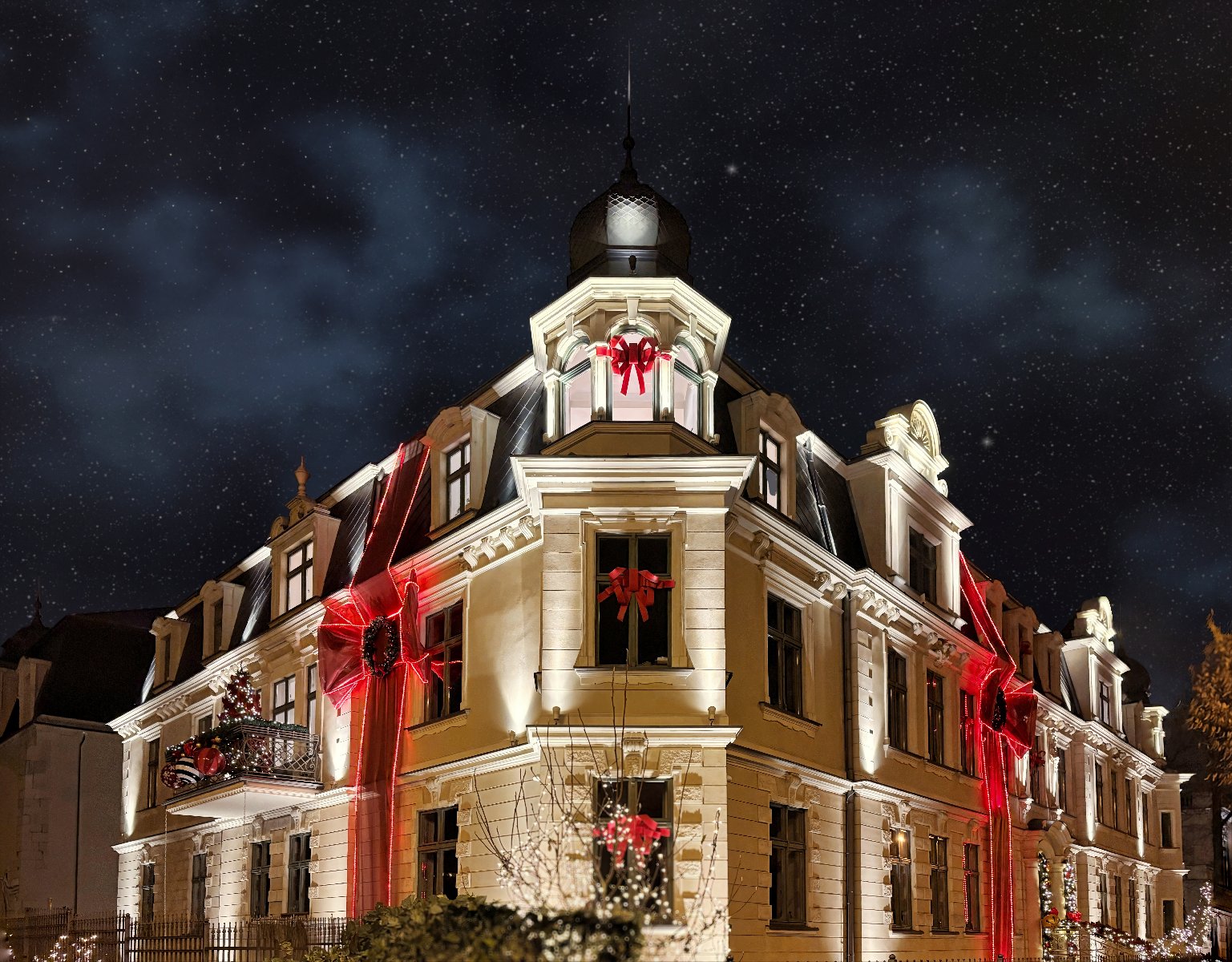 Na zdjęciu kamienica przepasana czerwonymi wstęgami