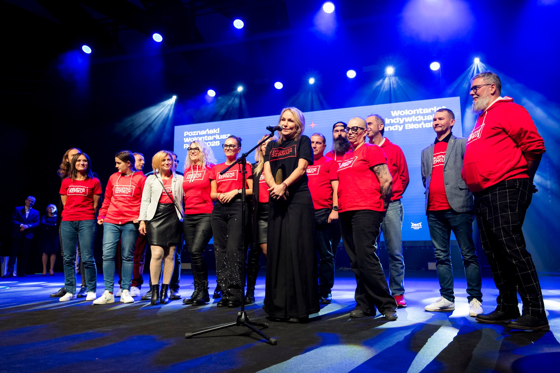 Na zdjęciu kobieta ieta trzymająca statuetkę na tle ścianki z logo miasta