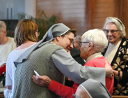 Na zdjęciu kobiety dzielące się opłatkiem