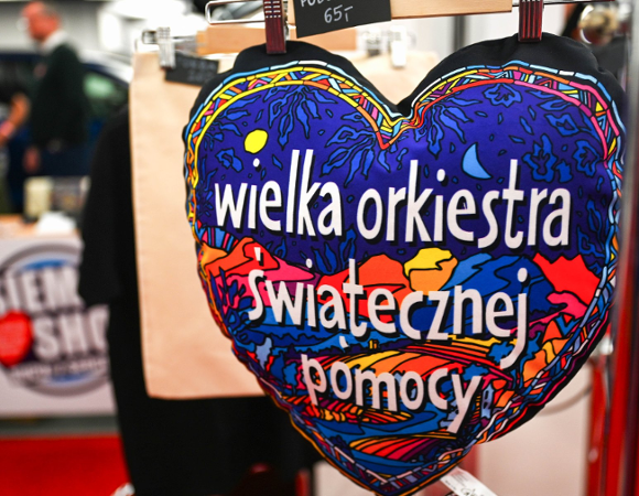 Na zdjęciu kolorowe serce z napisem: wielka orkiestra świątecznej pomocy