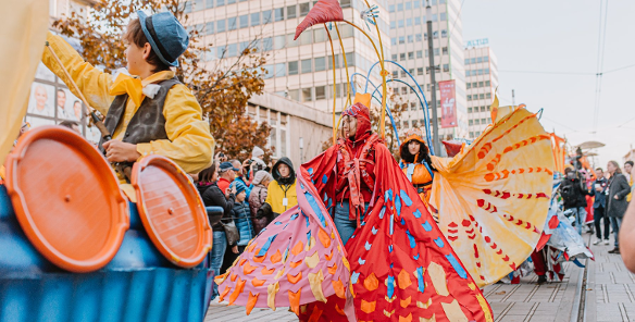 Na zdjęciu kolorowy korowód