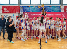 Na zdjęciu koszykarki Enea AZS Szkoły Gortata Poznań celebrują z pucharem zwycięstwo w turnieju
