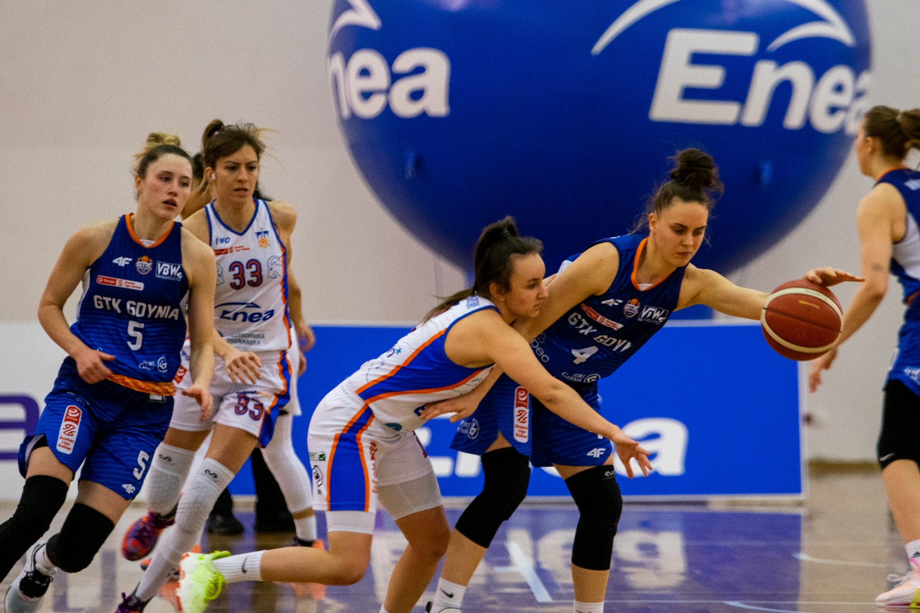 Na zdjęciu koszykarki Enei AZS Poznań walczą o piłkę podczas meczu