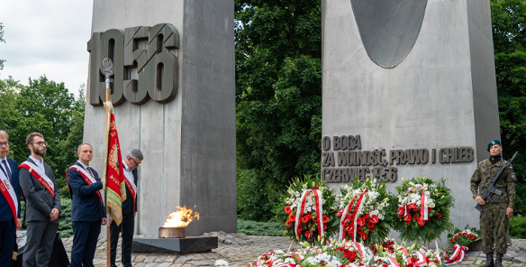 Główne obchody miały miejsce na placu Adama Mickiewicza Na zdjęciu kwiaty pod pomnikiem Czerwca 56