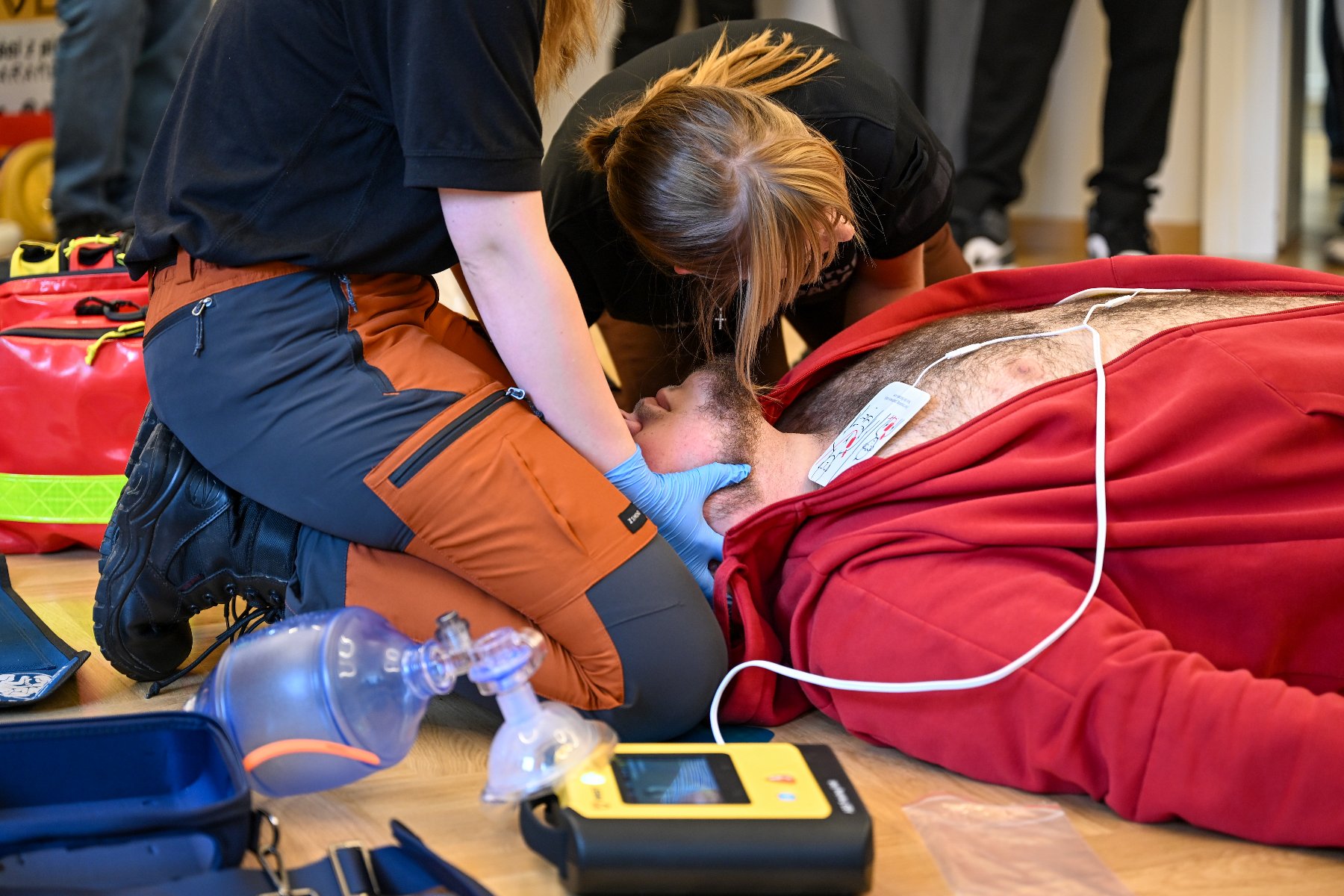 Na zdjęciu ludzie udzielający pierwszej pomocy fantomom, widać tylko ich ręce