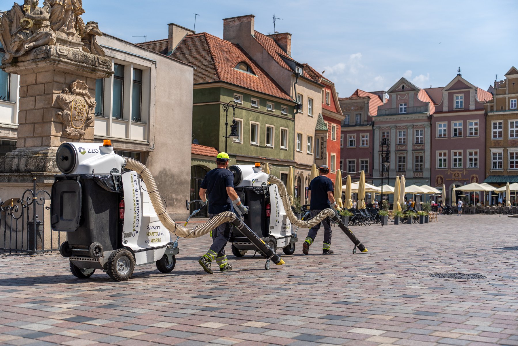 Na zdjęciu maszyny czyszczące powierzchnię Starego Rynku i pracownicy ZZO