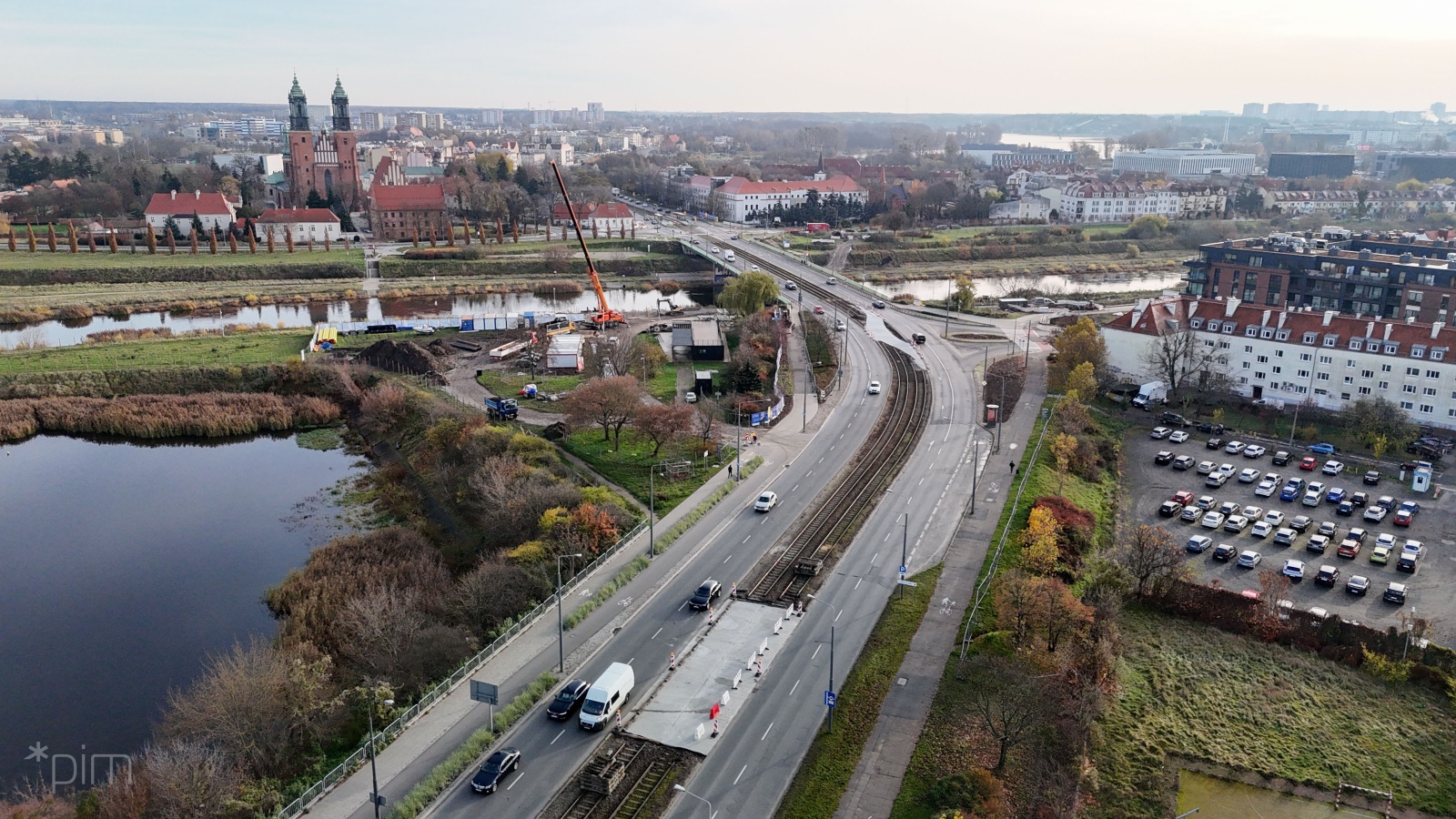 Na zdjęciu most widziany z lotu ptaka, w tle widać wieże katedry