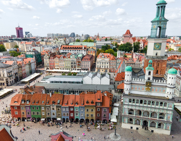 na zdjęciu panorama Poznania, widać stary Rynek z lotu ptaka, w tle wysokie budynki, w tym Bałtyk