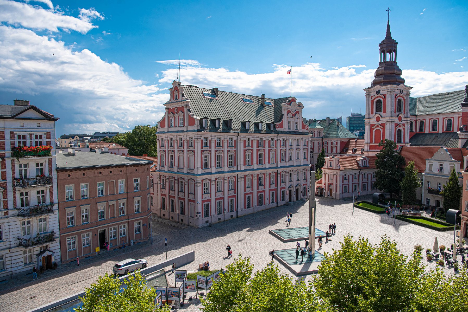 na zdjęciu plac Kolegiacki widziany z lotu ptaka