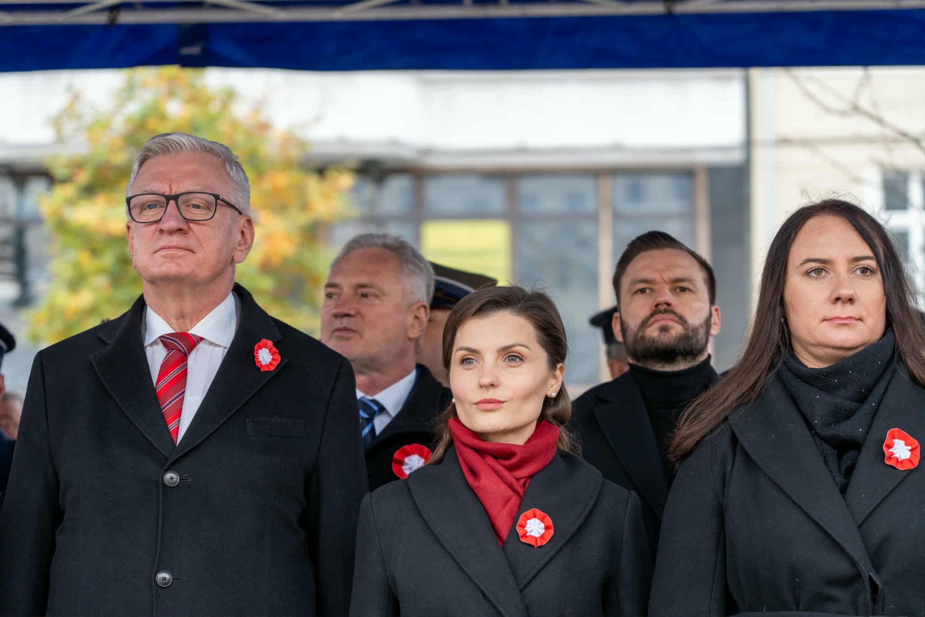 Na zdjeciu plac Wolności pełen ludzi, widać biało-czerwone balony